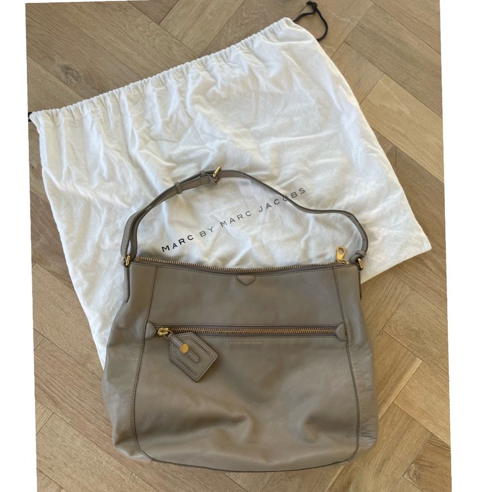 Marc Jacobs leather shoulder bag in good condition